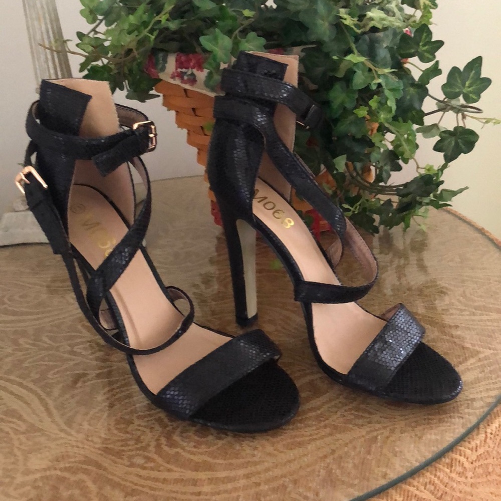 Never worn M068 strapping heels. Sz7.5 - Picture 2 of 7